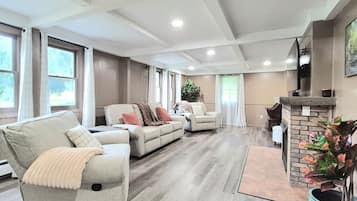 Una Smart TV, una chimenea, un futbolín, libros