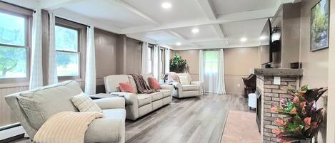 Smart TV, chimenea, futbolito y libros