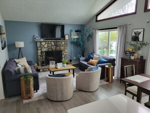 Smart TV, fireplace - Poconos Lakefront Retreat+ HotTub+Firepit+Playground+Boats+ close to everything! (Tobyhanna)
