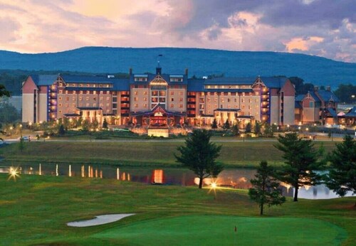 Poconos Lakefront Retreat+ HotTub+Firepit+Playground+Boats+ close to everything!