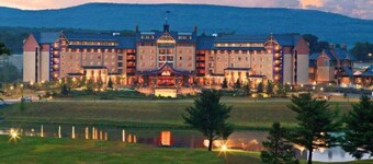 Poconos Lakefront Retreat+ HotTub+Firepit+Playground+Boats+ close to everything!