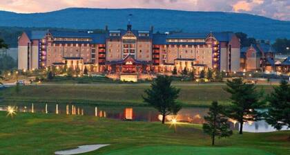 Poconos Lakefront Retreat+ HotTub+Firepit+Playground+Boats+ close to everything!