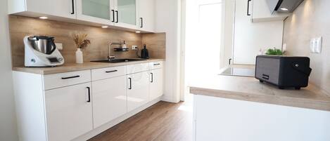 Réfrigérateur, micro-ondes, four, plaque de cuisson