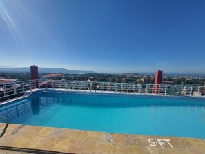 Outdoor pool - Sweet Bargain Hotel (Nakuru)