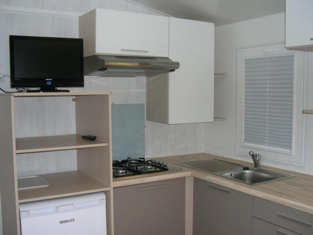 Réfrigérateur, batterie de cuisine, vaisselle et ustensiles