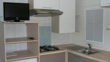 Réfrigérateur, batterie de cuisine, vaisselle et ustensiles