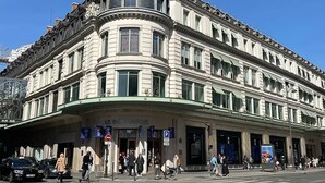 A historic building with a curved facade, multiple windows, and a prominent entrance. - 1538 Visconti (Paris)
