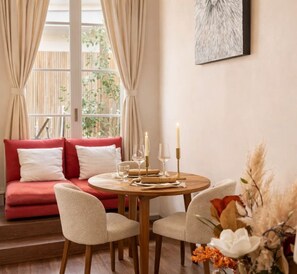 Deluxe Studio, Courtyard View | Living area