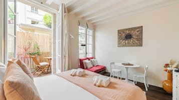 Deluxe-Studio, Blick auf den Innenhof | Bügeleisen/Bügelbrett, Reisekinderbett, kostenloses WLAN, Bettwäsche