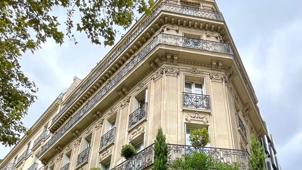 A corner building with a cafe named 'Cafe de Flore' - 1538 Visconti (Paris)