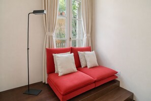 Estúdio luxo, vista para o pátio | Área de estar