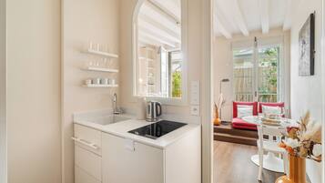Deluxe-Studio, Blick auf den Innenhof | Eigene Küche | Espressomaschine, Wasserkocher, Toaster, Gefrierschrank