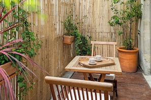 Deluxe Studio, Courtyard View | Balcony