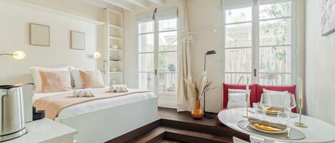 デラックス スタジオ コートヤードビュー | リビング エリア