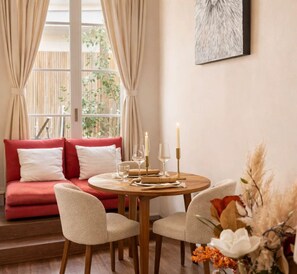 Studio – deluxe, bakgårdsutsikt | Oppholdsområde