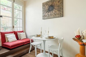 Deluxe Studio, Courtyard View | Dining room - 1538 Visconti (Paris)