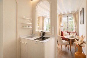 Deluxe Studio, Courtyard View | Living area