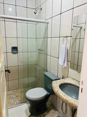Chambre Triple Classique, vue cour intérieure | Salle de bain