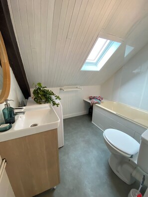 Haartrockner, Handtücher, Seife, Toilettenpapier