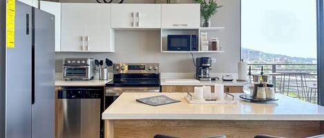 Microondas, horno y placa de cocina