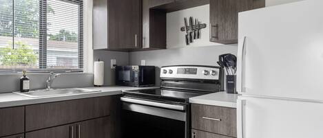 Kjøleskap, mikrobølgeovn, ovn og kokeplater