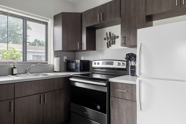 Refrigerador, microondas, horno, placa de cocina