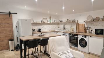 Réfrigérateur, micro-ondes, four, plaque de cuisson