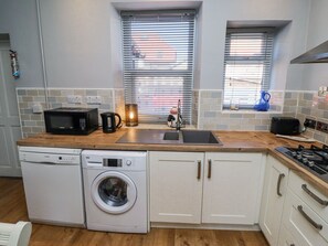 Cookware/dishes/utensils - Kennie Cottage (Seahouses)