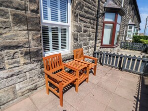 Outdoor dining - Kennie Cottage (Seahouses)