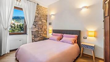 Klassieke kamer, uitzicht op rivier | Een kluis op de kamer, een bureau, een laptopwerkplek, gratis wifi