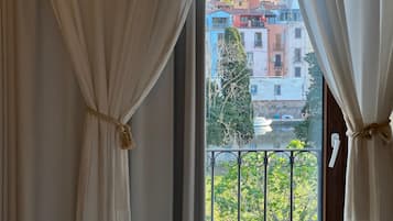 Phòng phong cách cổ điển, quang cảnh sông | Két bảo mật tại phòng, bàn, khu vực làm việc phù hợp cho laptop