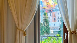 Eenvoudige kamer, uitzicht op rivier | Een kluis op de kamer, een bureau, een laptopwerkplek, gratis wifi