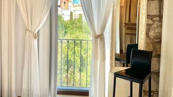 Caja de seguridad en la habitación y escritorio