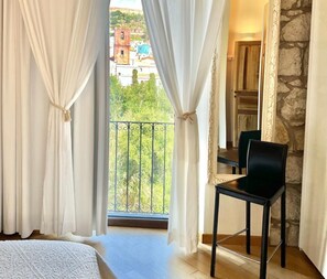 Luxe kamer, uitzicht op rivier | Een kluis op de kamer, een bureau, een laptopwerkplek, gratis wifi