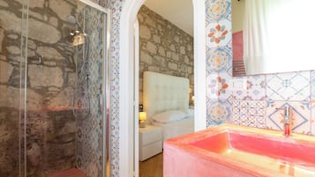 Luxe kamer, uitzicht op rivier | Badkamer | Een aparte badkuip en douche, een haardroger, handdoeken, zeep