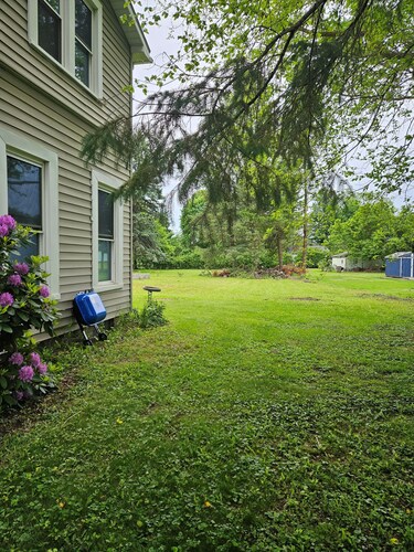 Charming 2-bedroom efficiency apartment with WiFi, AC in welcoming Girard PA.