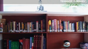 A bookshelf with books and a Buddha statue. - Loft & Terrace Central, Safe, Condesa/Roma/WTC, kitchenette, Hi-Wifi, Get to know us (Ciudad de México)