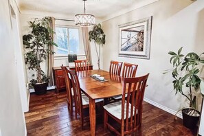 Dining - Spacious 3BR Retreat, Firepit & Outdoor Kitchen – Walk to Falls (Niagara Falls)