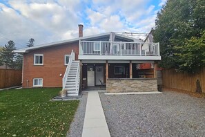 Exterior - Spacious 3BR Retreat, Firepit & Outdoor Kitchen – Walk to Falls (Niagara Falls)