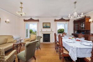 Classic-Apartment, Stadtblick | Wohnbereich | Kamin