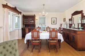 Classic-Apartment, Stadtblick | Wohnbereich | Kamin