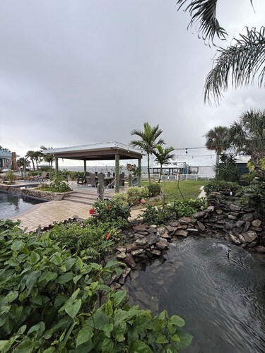 River front Cozy studio with WiFi and AC in enjoyable Melbourne with pool/hottub