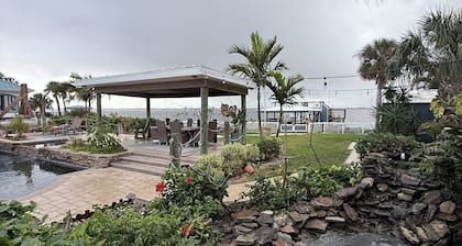 River front Cozy studio with WiFi and AC in enjoyable Melbourne with pool/hottub