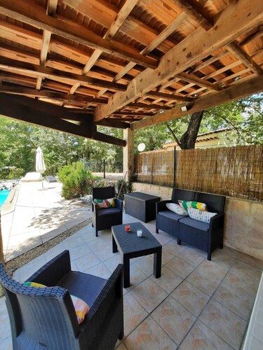Bastidon provençal entouré de verdure avec piscine privee