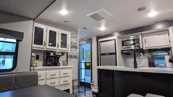 Refrigerador, microondas, horno y parrilla de estufa
