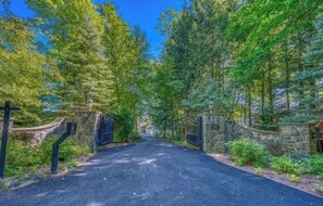 Property grounds - Elevate your Escape (Lake George)