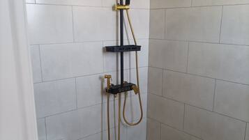 Dusche, Haartrockner, Handtücher, Toilettenpapier