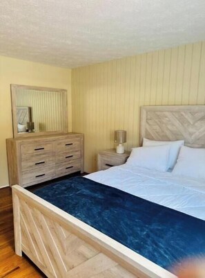 5 bedrooms, WiFi, bed sheets