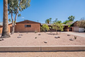 Property grounds - Desert Oasis with Pool & Private Guest Studio – Your Tucson Escape Awaits! (Tucson)