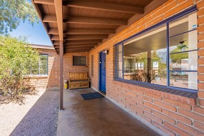 Terrace/patio - Desert Oasis with Pool & Private Guest Studio – Your Tucson Escape Awaits! (Tucson)